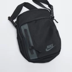Nike - Elemental Premium Crossbody Bag (Black) -Boutique de chaussures de sport de plein air Nike Elemental Premium Crossbody Bag Black 3